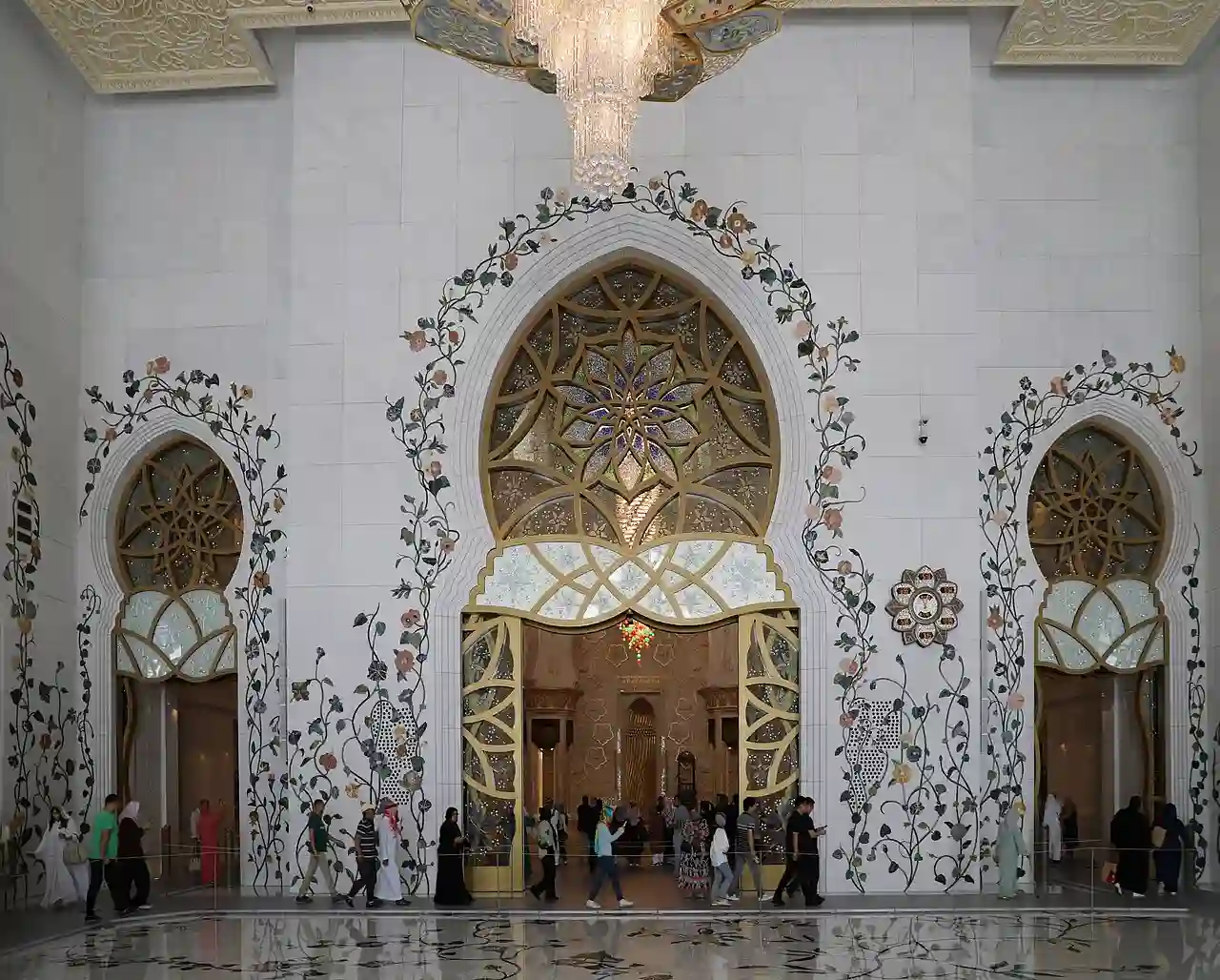 Abu dhabi, Moschea dello Sceicco Zayed, atrio della sala di preghiera 01