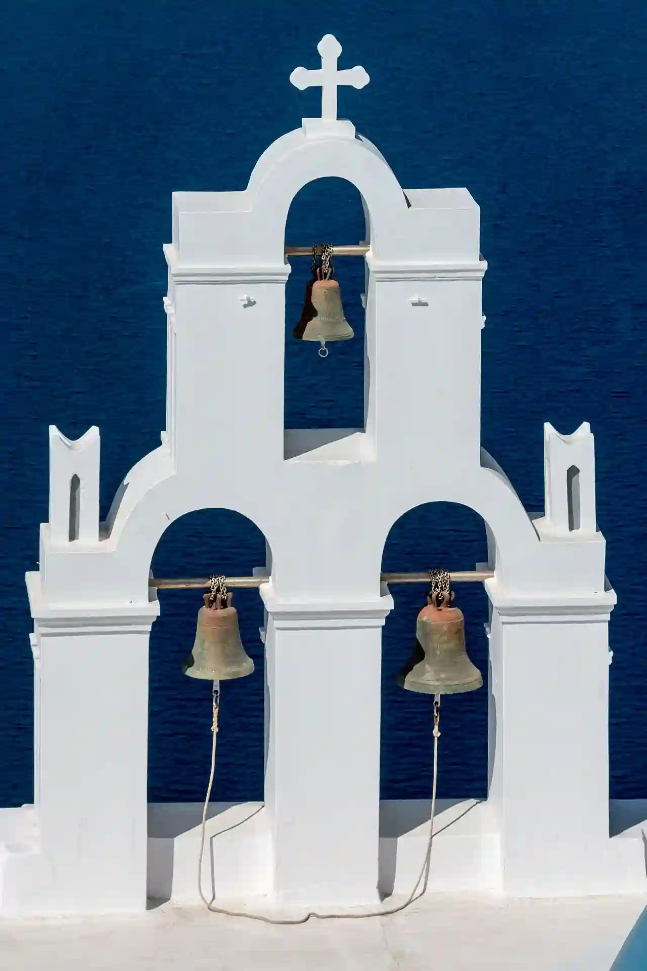 Santorin (GR), Fira, Drei Glocken von Fira -- 2017 -- 2582
