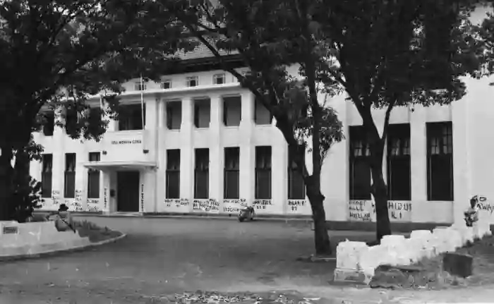 COLLECTIE TROPENMUSEUM Leuzen tegen de aanwezigheid van Nederland in Nieuw-Guinea op de muren van het kantoor van Geo. Wehry en Co. in Djakarta TMnr 60034248