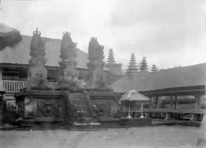 COLLECTIE TROPENMUSEUM Godenzetels op het tempelcomplex bij Besakih TMnr 10027767