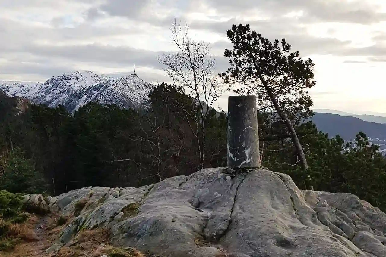 Fløyvarden på Fløyfjellet med Ulriken i bakrunnen - 2020.12.06