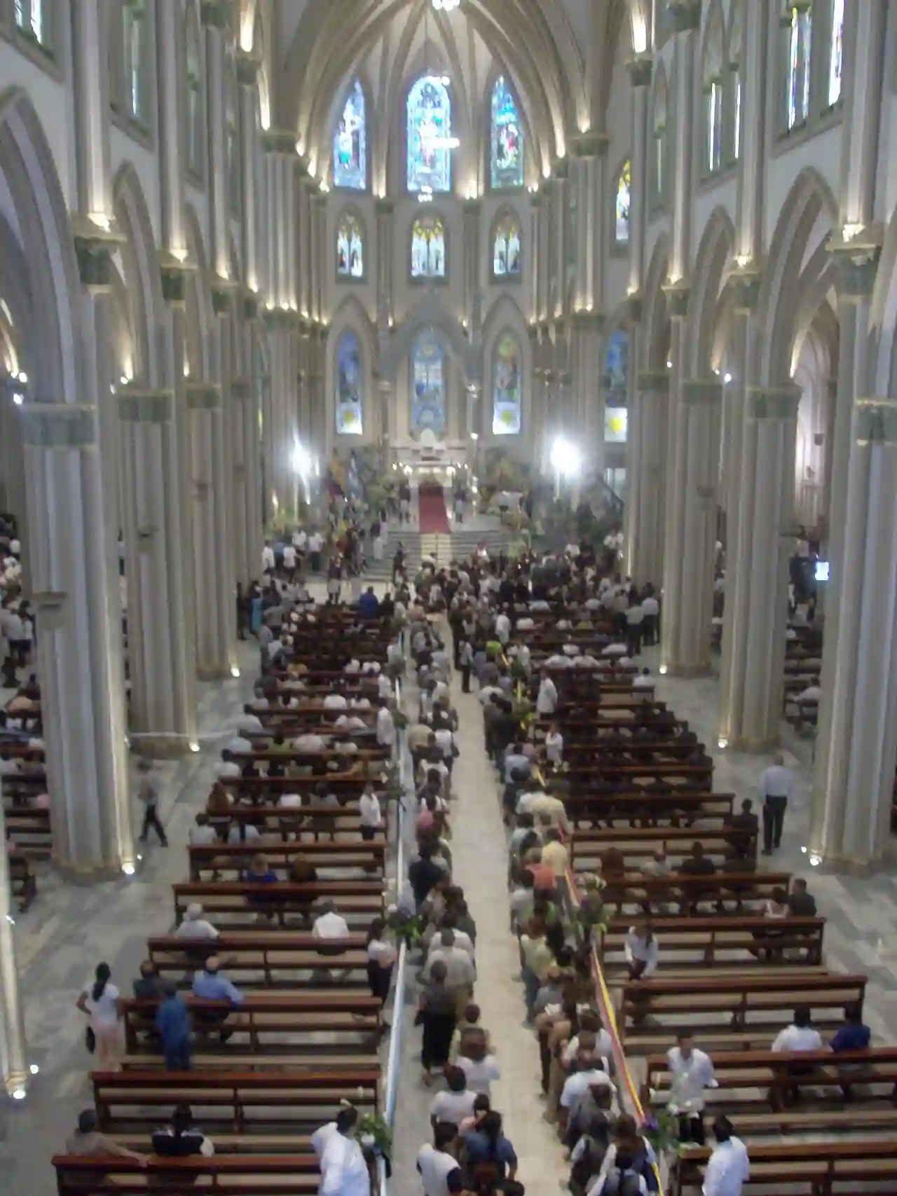 Interior de la catedral de guayaquil