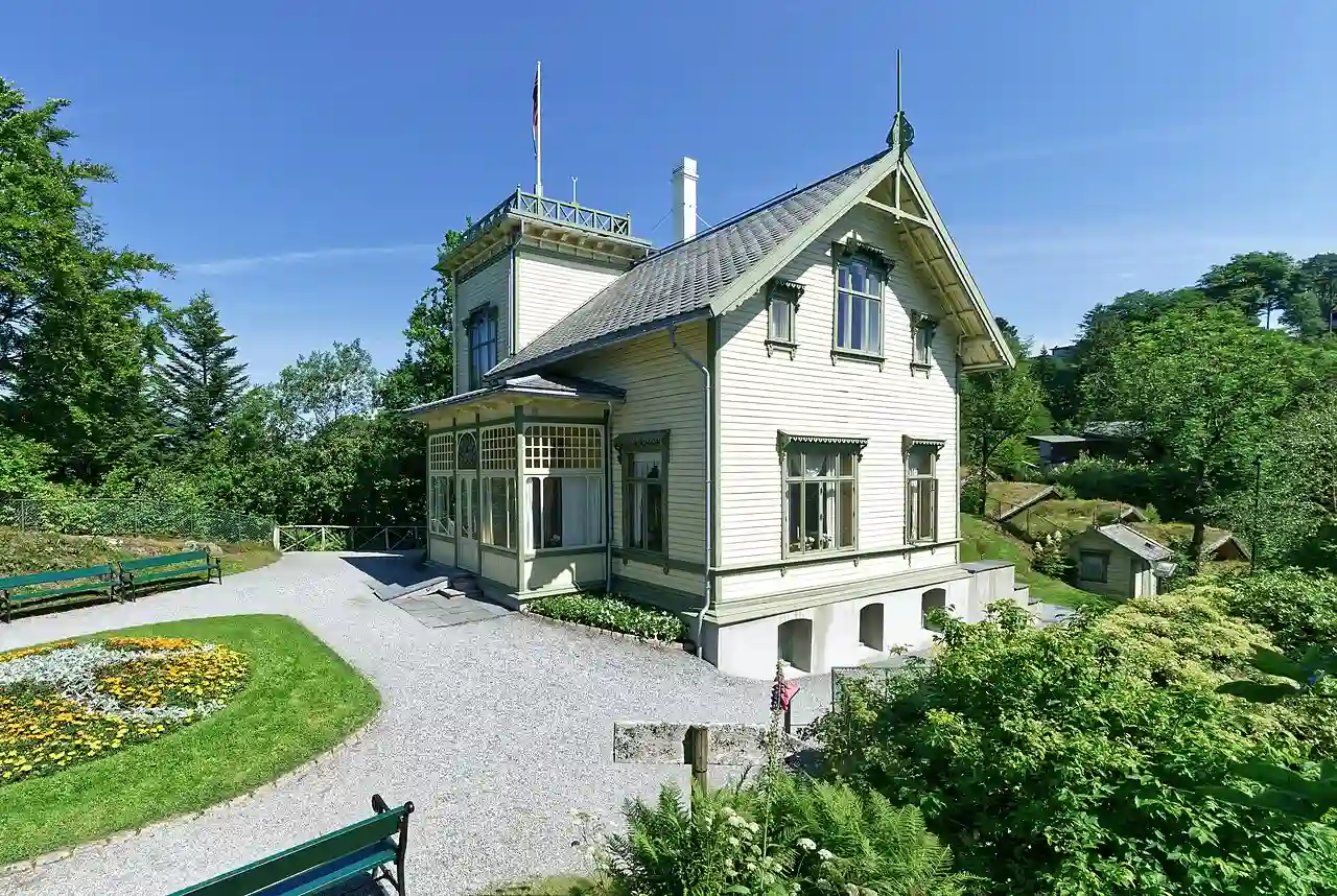 1885 bis 1907 lebte hier der Komponist Edvard Grieg. 02