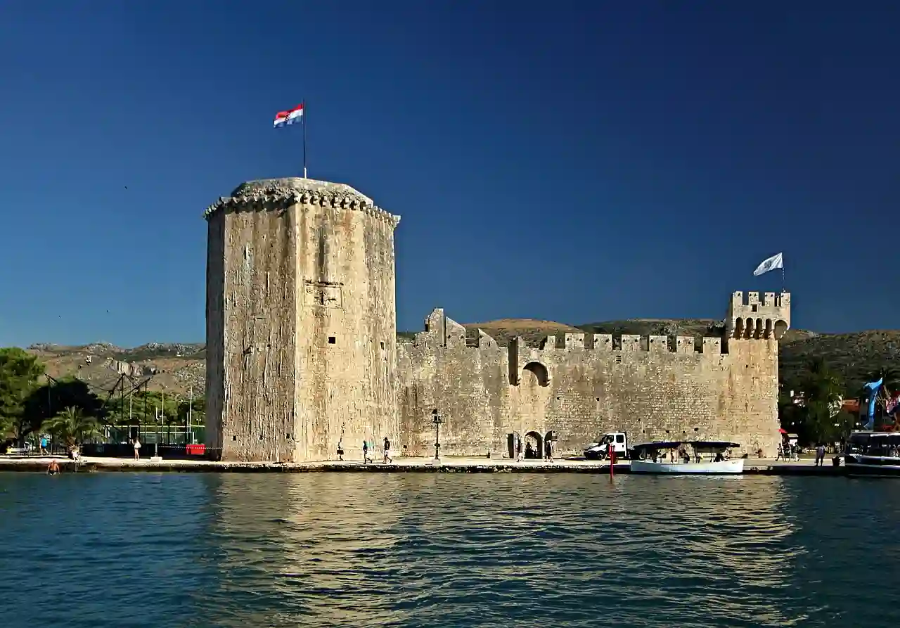 Trogir Kamerlengo z moře 1