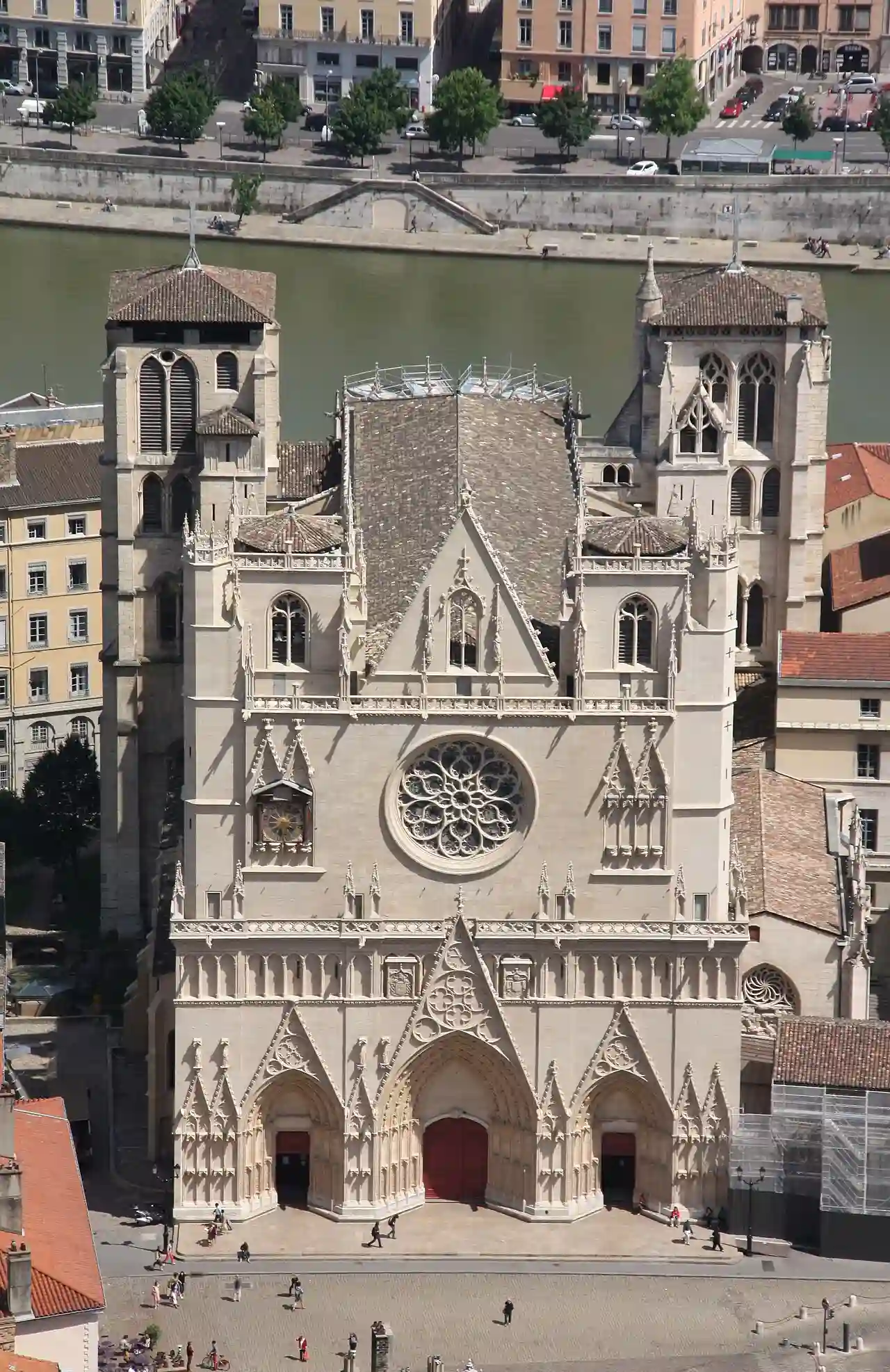 007. Photo prise depuis les toits de la Basilique Notre-Dame de Fourvière