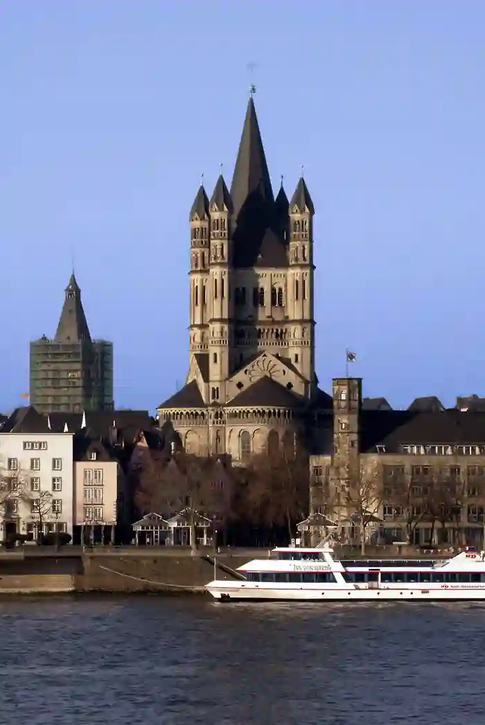Koeln gross st martin rheinseite