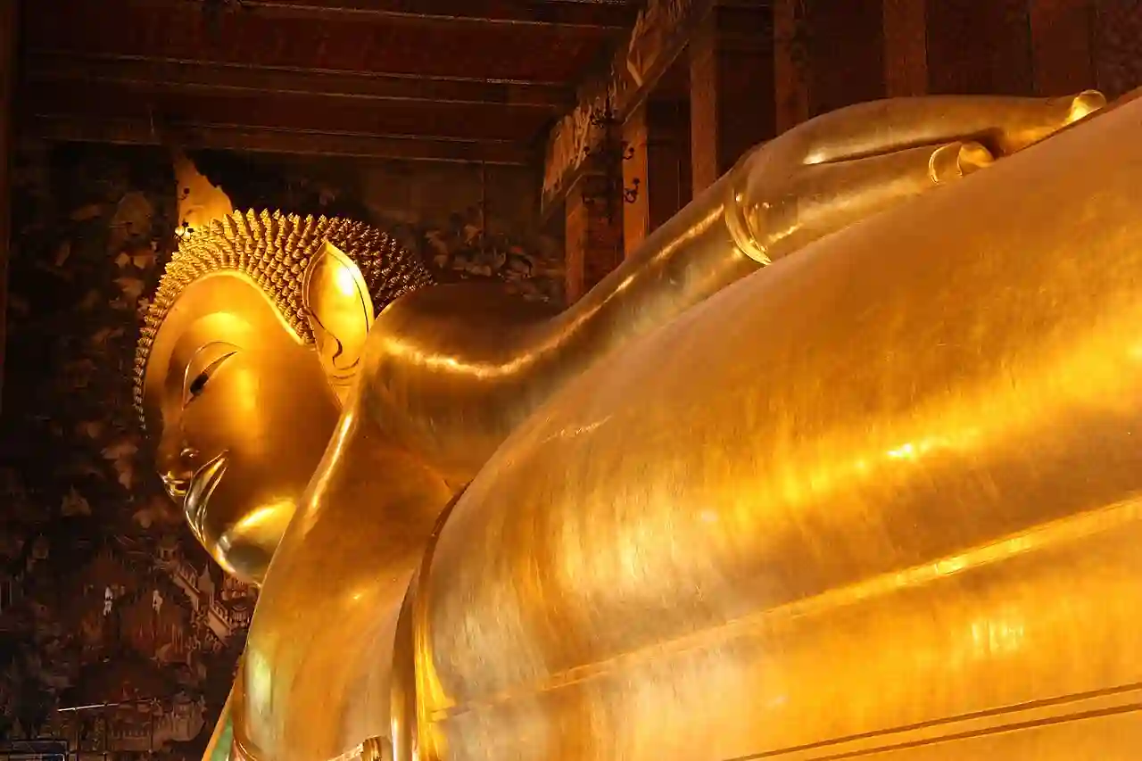 Reclining Buddha statue of Wat Pho9
