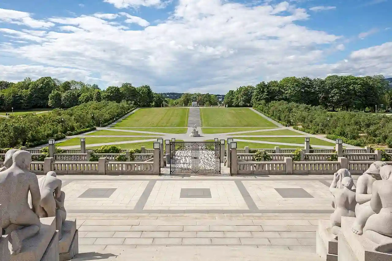 NOR-2016-Frogner Park-Vigeland Installation-View from the monolith