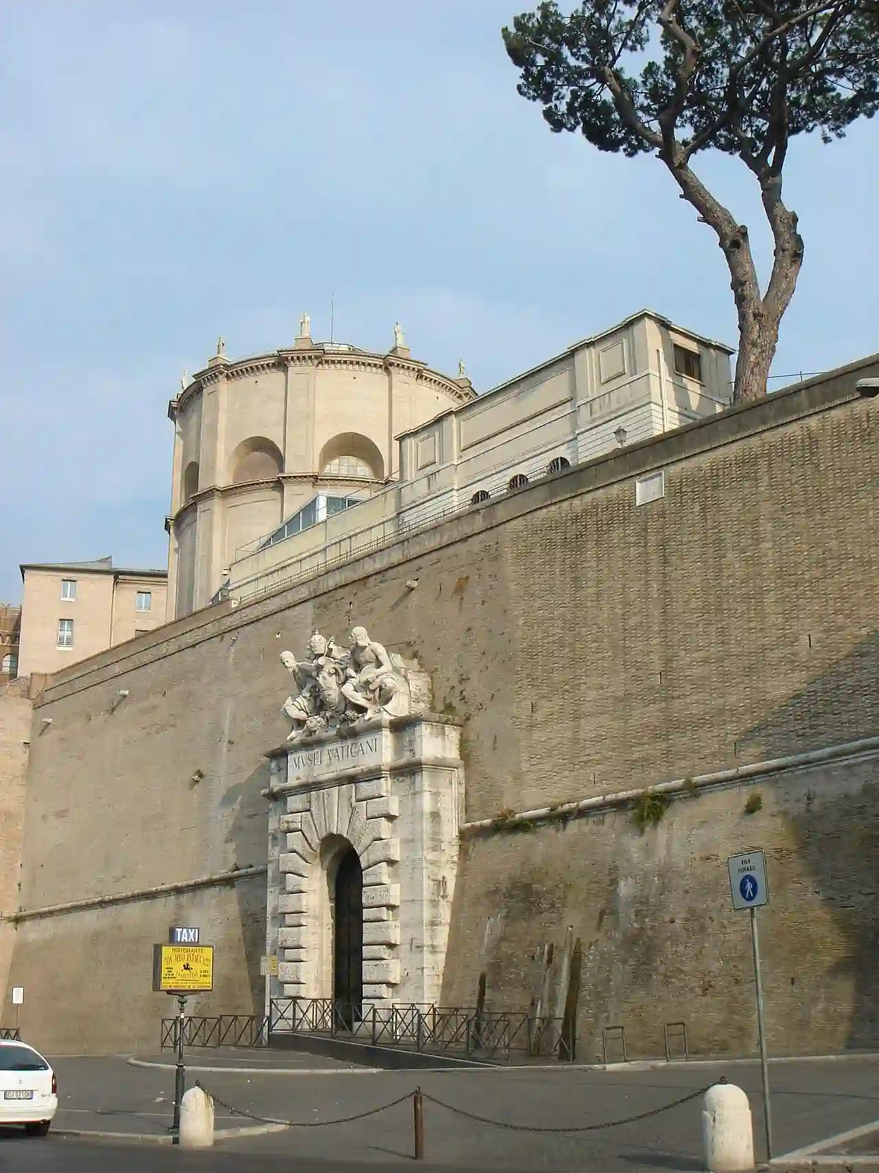 Mura vaticane - ingresso ai Musei 00410