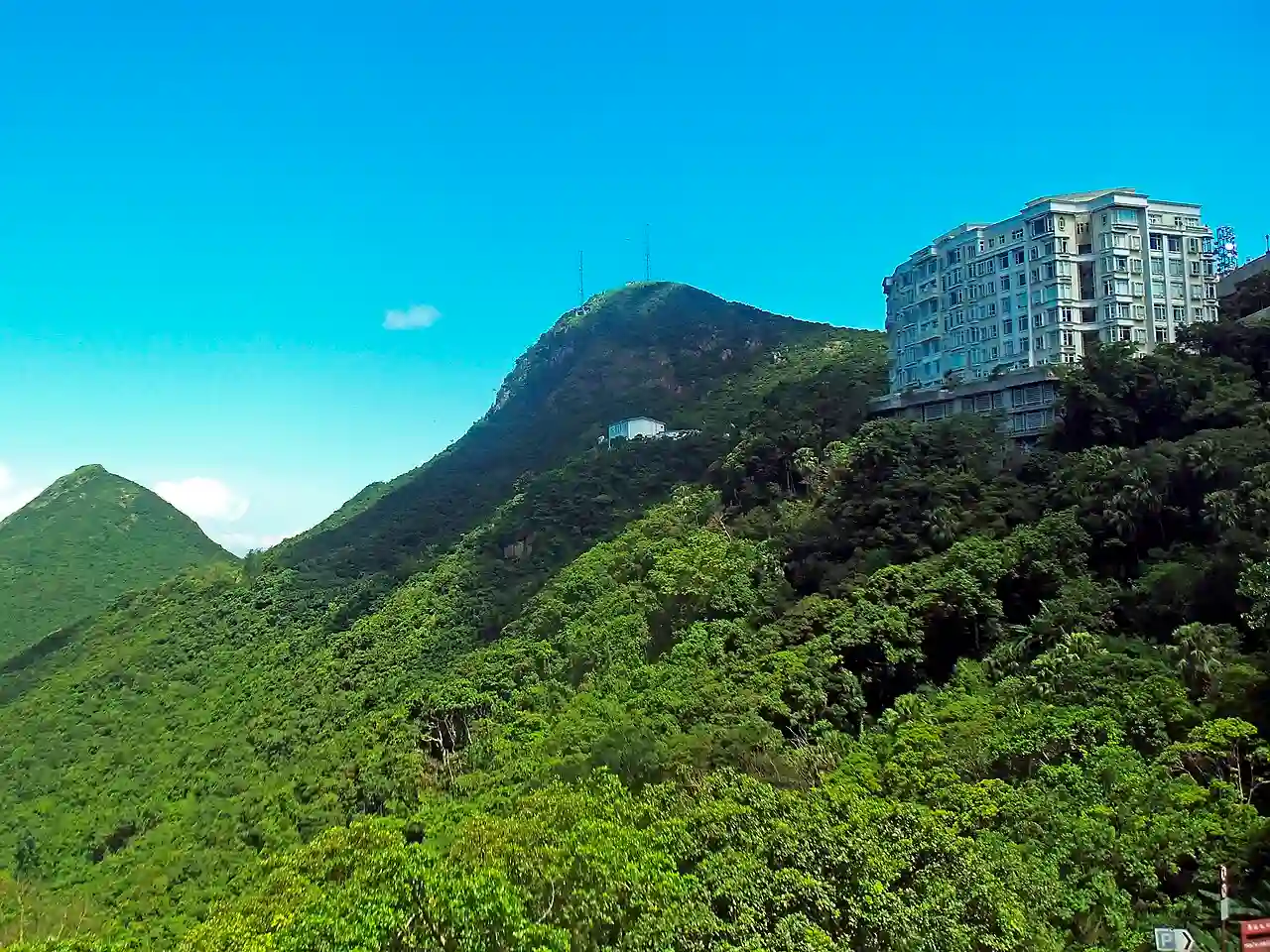 High West and Victoria Peak from Victoria Gap (crop1)