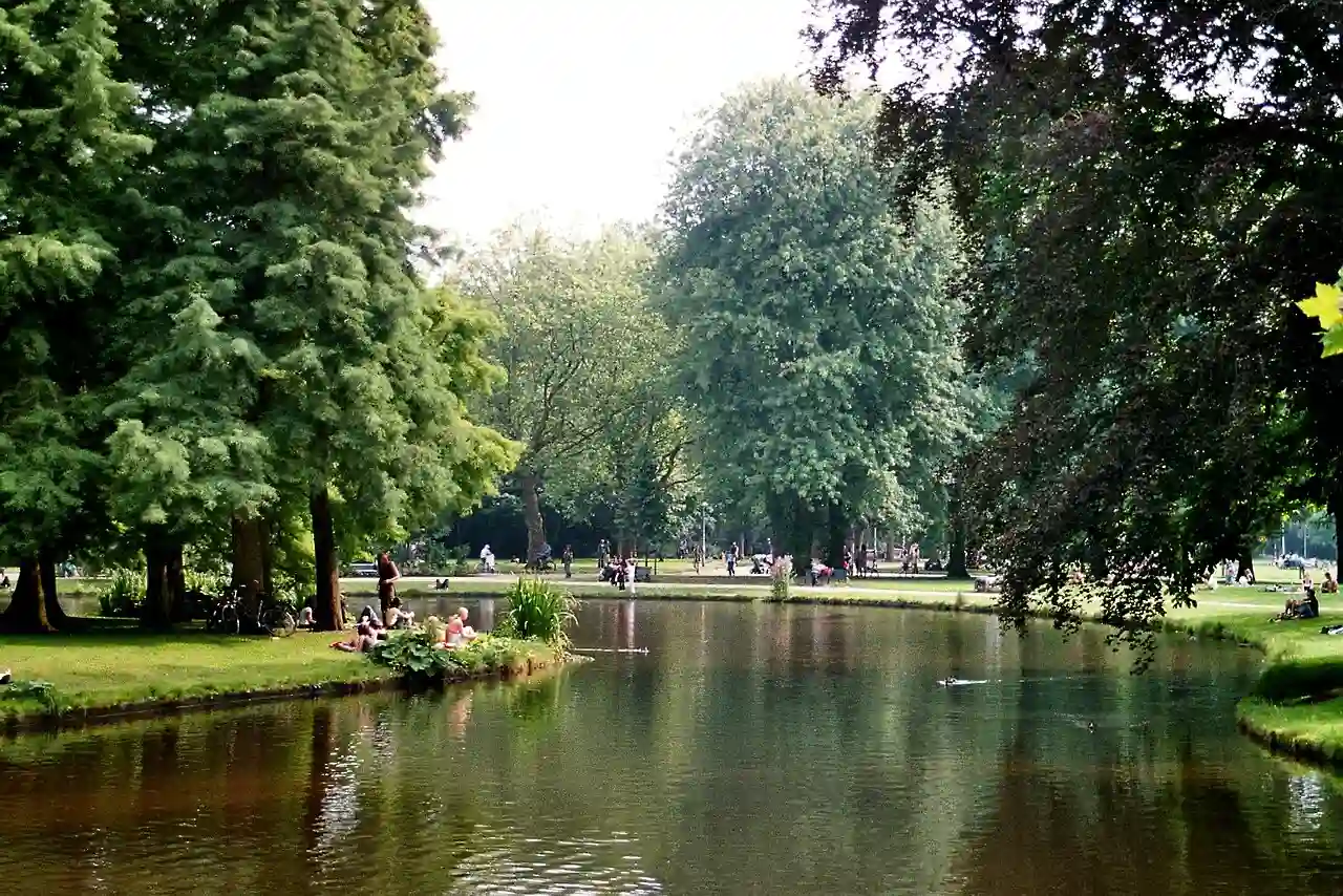 Amsterdam, Vondelpark, at the pond-2