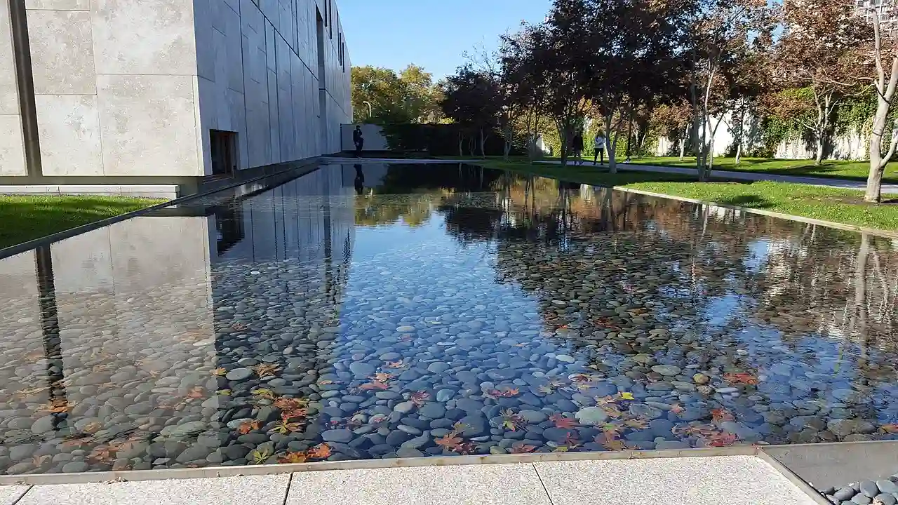 Reflecting pool outside the Barnes Foundation - Philadelphia (by MyWikiBiz)