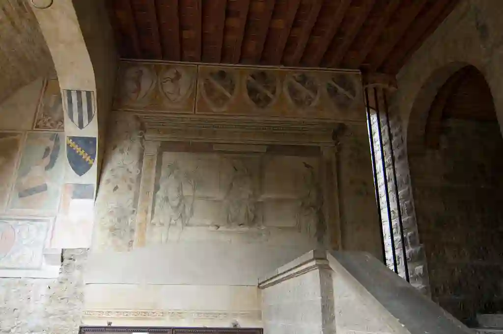 Cortile di palazzo del popolo 01