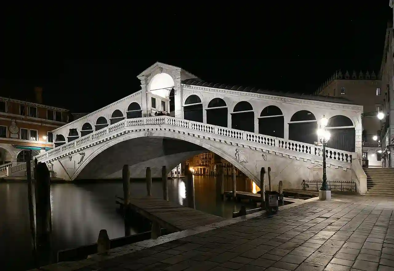 Rialto Bridge at night1
