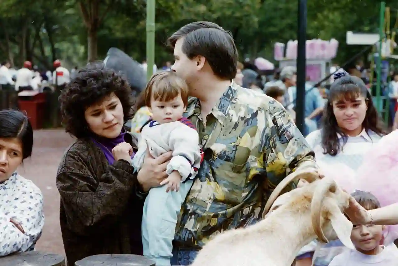 036121-007 FAMILIAS PASEANDO EN EL BOSQUE DE CHAPULTEPEC septiembre 10 1994 (46072931882)