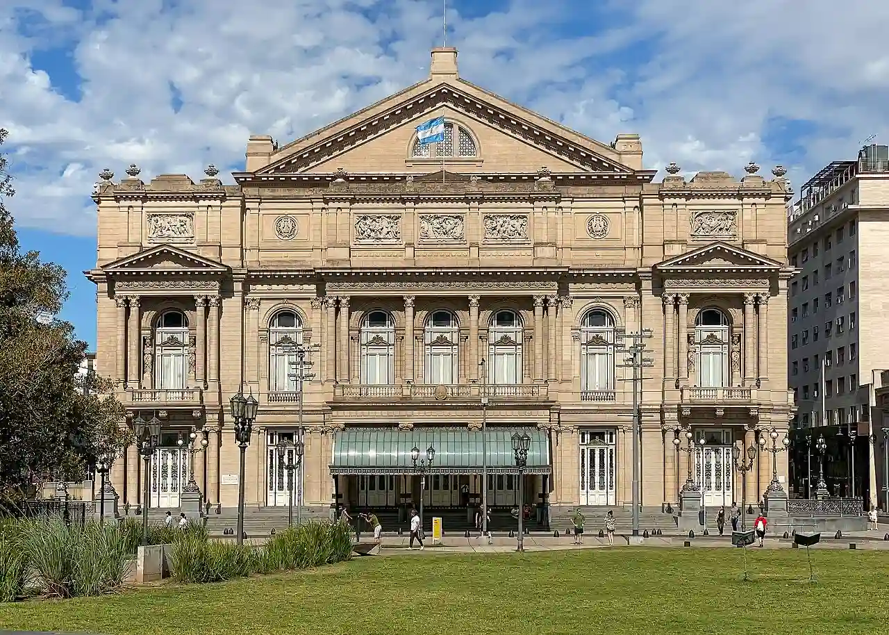 Fachada del Teatro Colón en Buenos Aires, Argentina