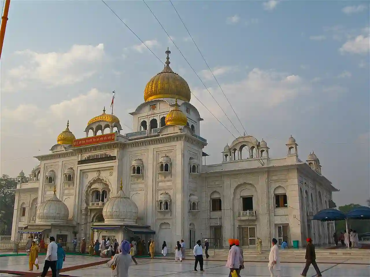 Front view of Gurudwara Bangla Sahib, Delhi