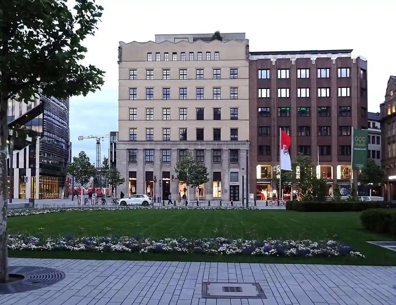 Corneliusplatz mit Blick auf Zugang zum Schadowplatz und Königsallee 4 und 6, Düsseldorf