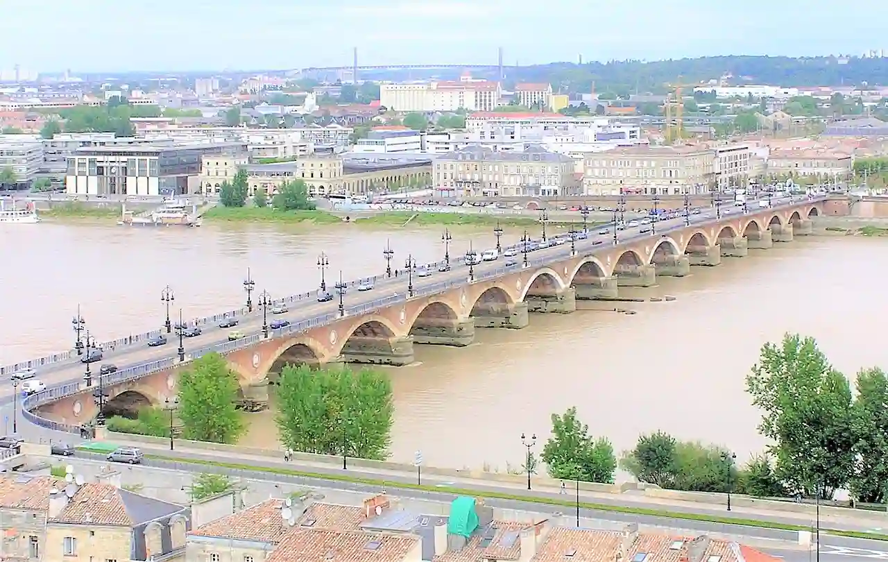 Bordeaux - Pont de Pierre vu depuis la flèche Saint Michel V2