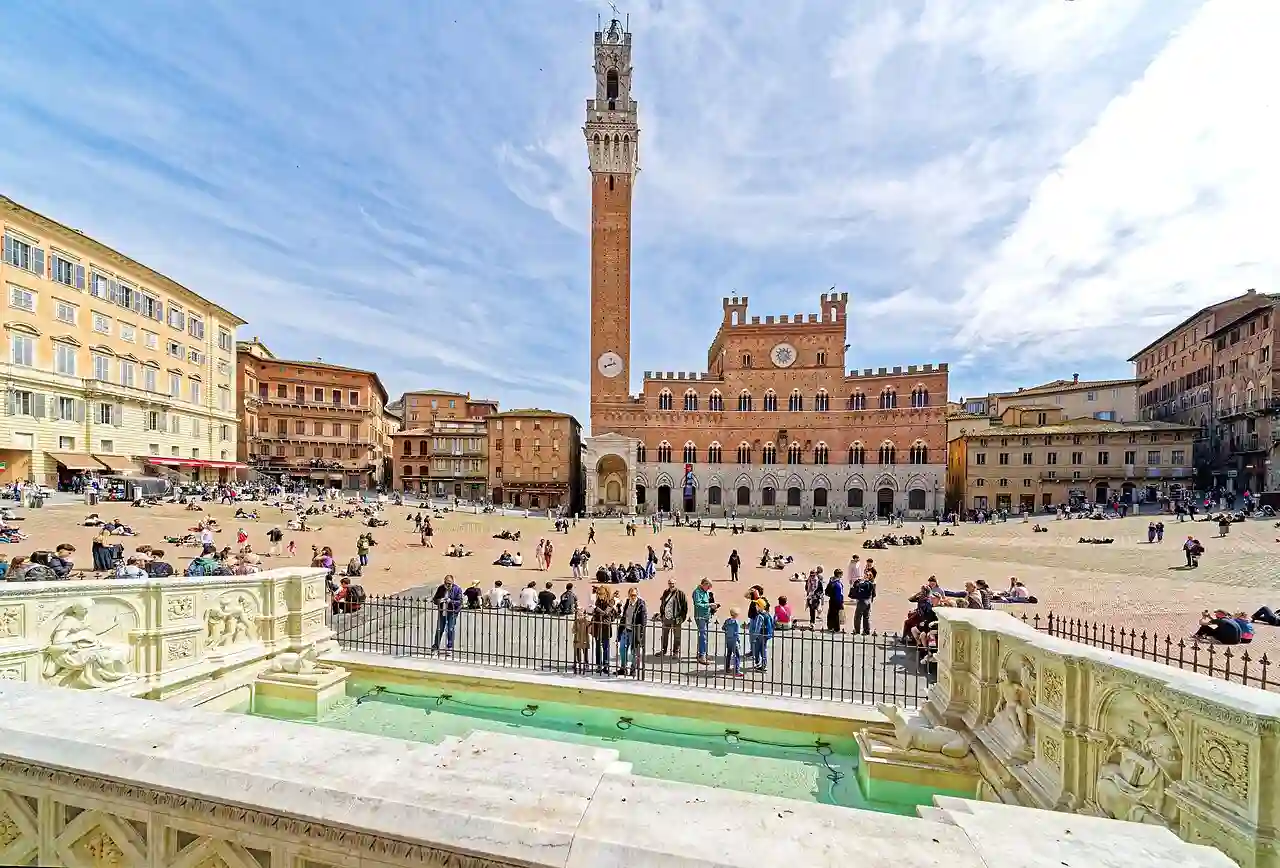 +Die Piazza del Campo ist das historische Zentrum Sienas. 02