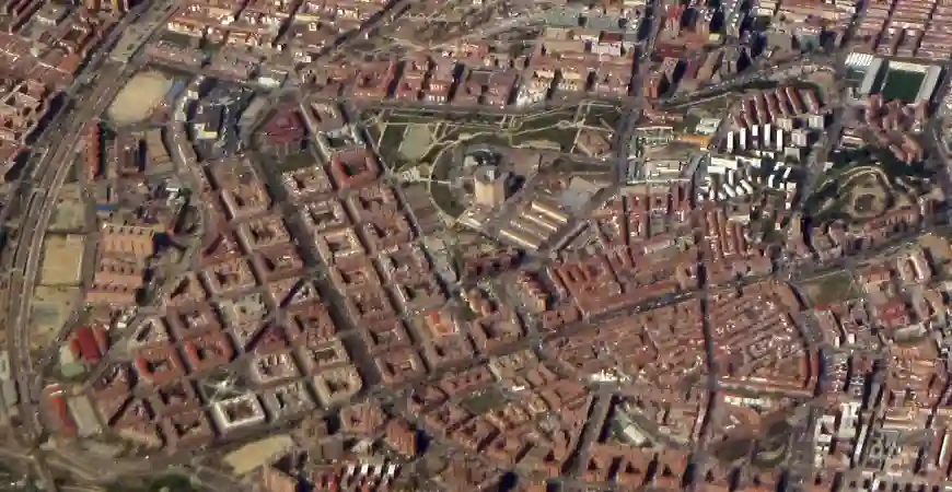 (Palomeras Bajas) Puente de Vallecas - Aerial photograph (color, contrast, tone) (cropped)