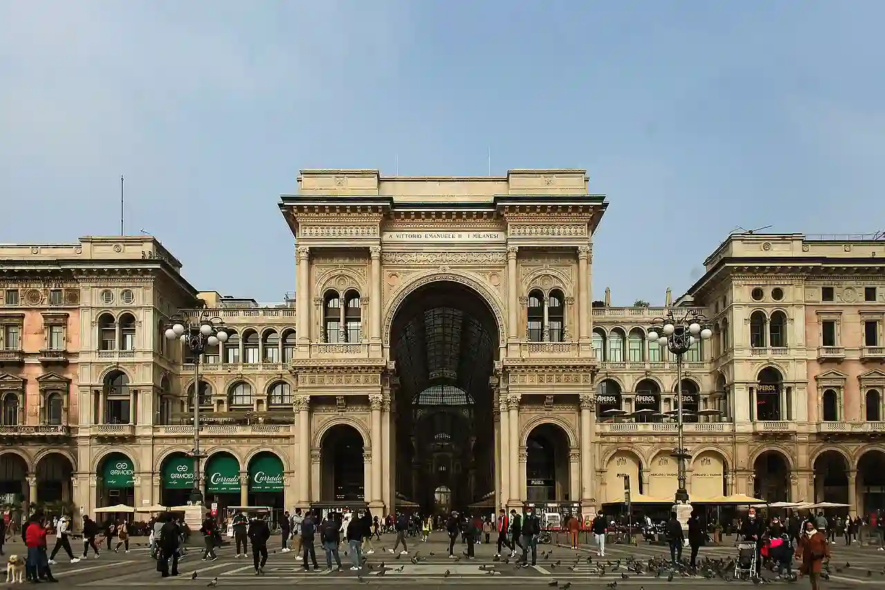 Veduta della Galleria Vittorio Emanuele II da piazza del Duomo, Milano
