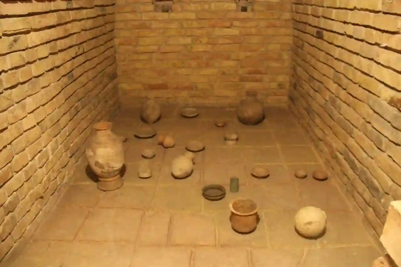Ancient Assyria Tomb (28627244181)