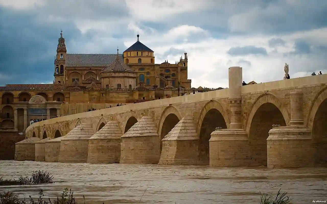 Puente romano y mezquita