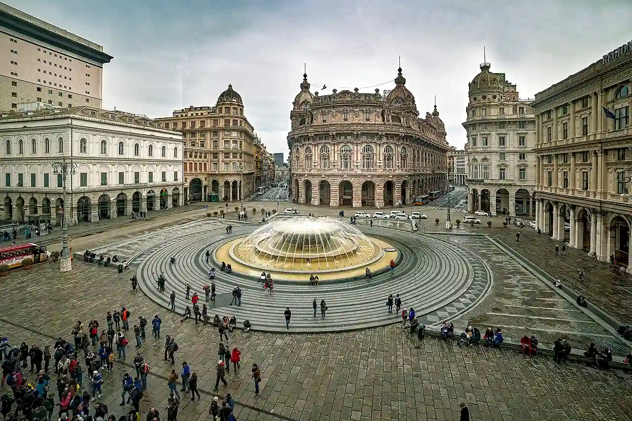 Piazza De Ferrari vista da Palazzo Ducale, coi suoi vari palazzi, Genova, Italia.