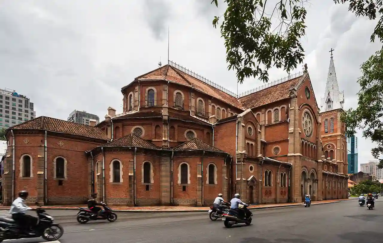 Basílica de Nuestra Señora, Ciudad Ho Chi Minh, Vietnam, 2013-08-14, DD 01