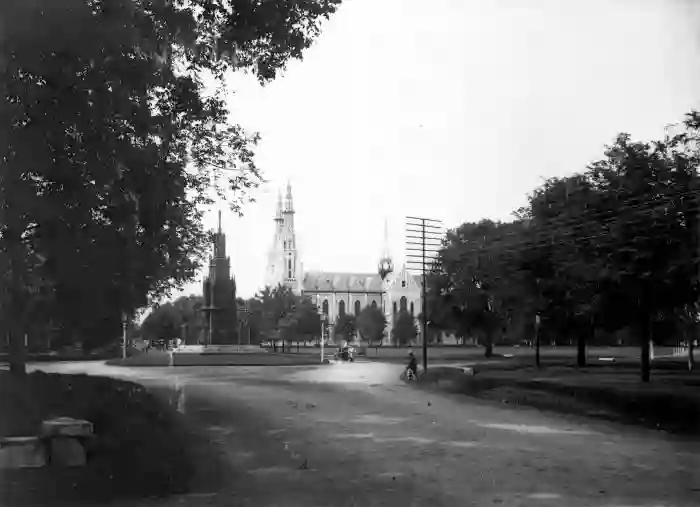 COLLECTIE TROPENMUSEUM Het Waterlooplein te Batavia met het Michielsmonument en de kathedraal TMnr 60022432