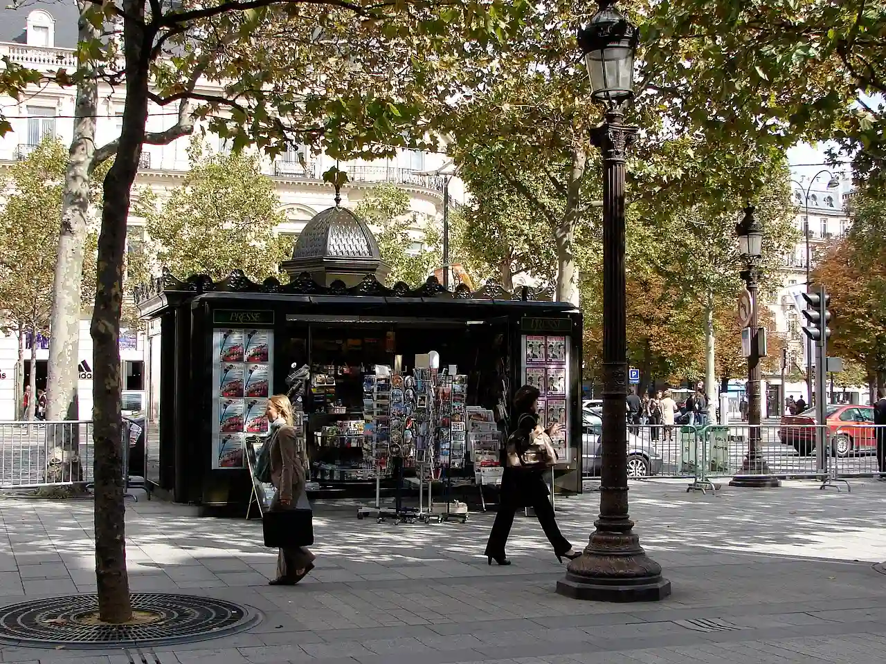 2007 news kiosk Paris 1406808950