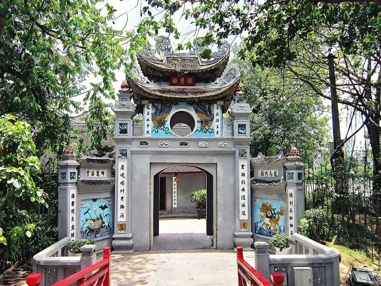 Cổng đền Ngọc Sơn