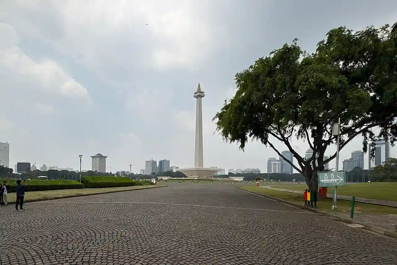 Around Monas Jakarta (2025) (cropped)