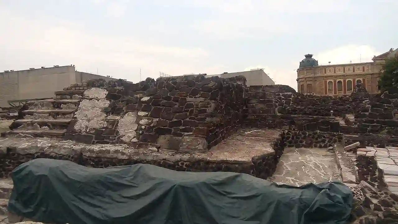 Interior del Templo Mayor 01