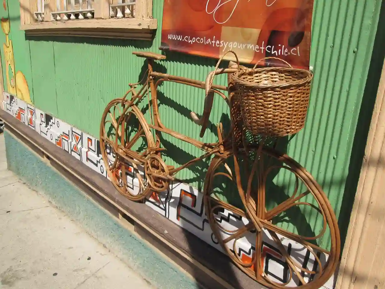 Bicicleta de mimbre... perdón, ratán, en cerro Alegre de Valparaíso