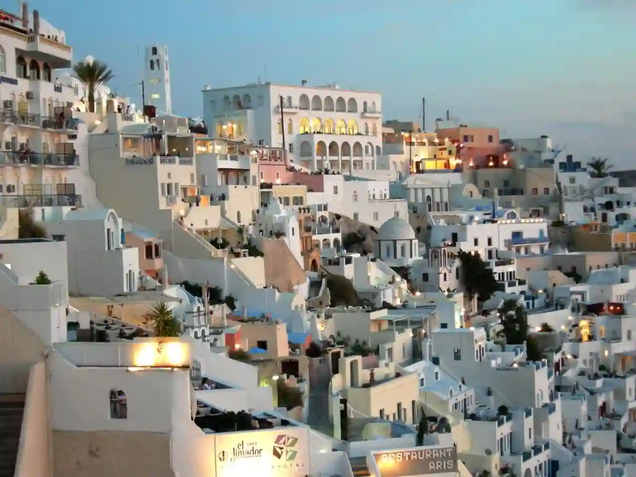 12063 - Santorin - Fira de nuit