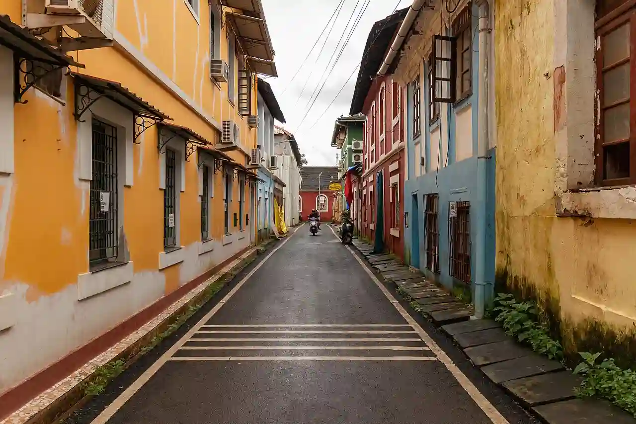 Road along Vasco-da-gama residence in Fontainhas, Panaji