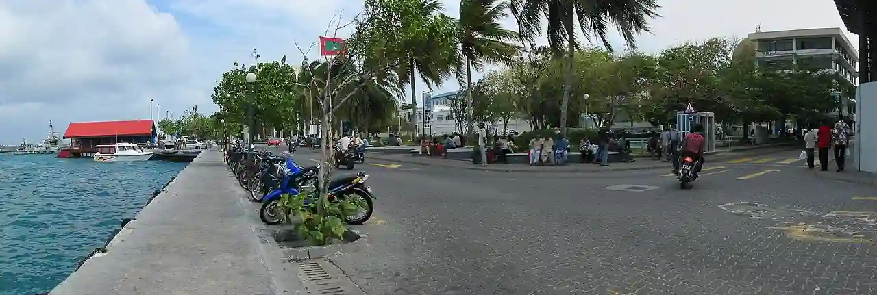 2005-02-09 Male' Main Square 02