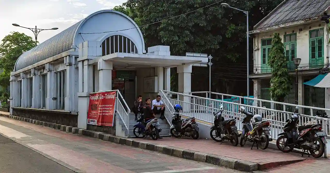 Jakarta Indonesia Bus-stop-Museum-Fatahillah-01