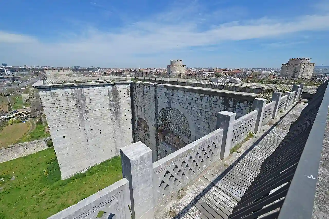 Istanbul Yedikule Golden Gate on roof 0461